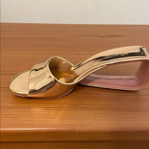 United Nude Gold Platform Sandals with Modern Design - Picture 9 of 9